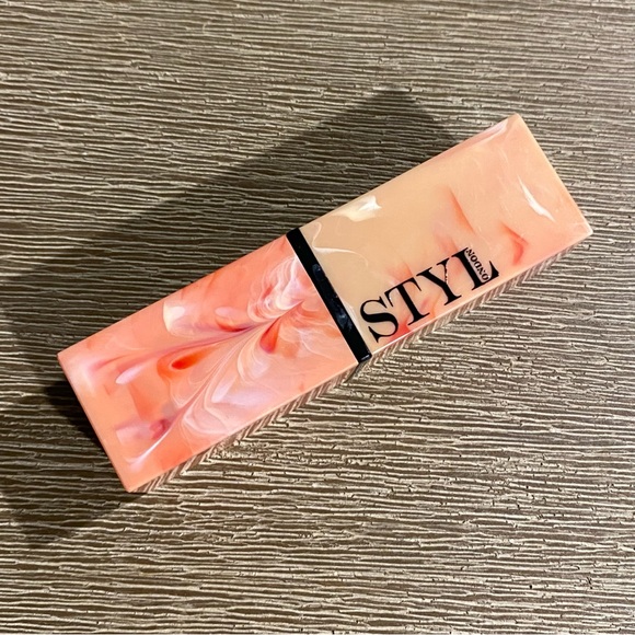 Brand New Stylondon Hydrating Mousse Matte Lipstick - Red Velvet - Picture 2 of 3